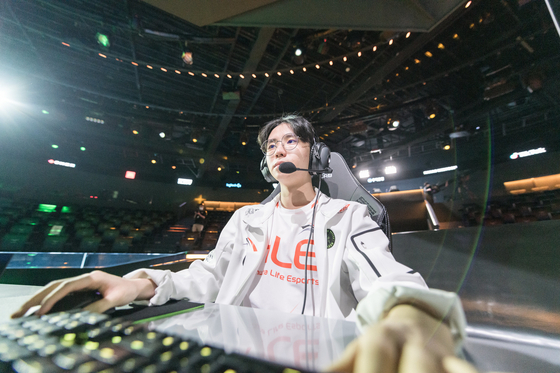 Hanwha Life Esports top laner Park ″Morgan″ Gi-tae sets up to play at LoL Park. [RIOT GAMES]