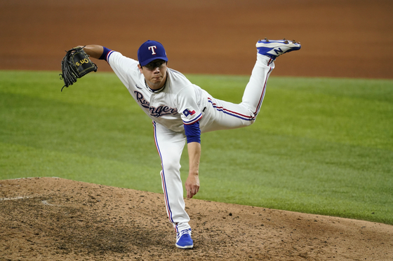 Yang Hyeon-jong of the Texas Rangers follows through on his delivery to the Houston Astros in the seventh inning of a baseball game in Arlington, Texas on Aug. 28. [AP/YONHAP]