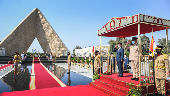 Korean Defense Minister Suh Wook, left, and his Egyptian counterpart, Mohamed Ahmed Zaki Mohamed, salute at the Unknown Soldier Memorial in Cairo on Wednesday. Suh was on a two-day visit to Egypt, the first Korean defense minister to visit the Middle Eastern country, and held talks on enhancing bilateral security and defense industry cooperation. [DEFENSE MINISTRY]