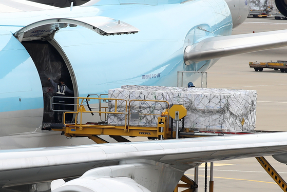 Boxes of Pfizer's Covid-19 vaccines are unloaded from an aircraft in the cargo terminal of Incheon International Airport on Wednesday. [YONHAP]
