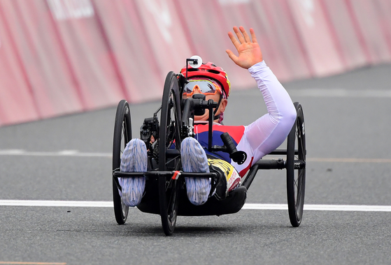 Lee Do-yeon waves as she crosses the finish line of the women's class one to four road race at the Fuji International Speedway in Shizuoka, Japan. [JOINT PRESS CORPS/YONHAP]