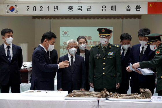 Korea and China on Wednesday hold a ceremony to casket the remains of 109 Chinese soldiers killed in the 1950-53 Korean War at an Army base in Incheon. The remains will be repatriated to China on Thursday. [DEFENSE MINISTRY]