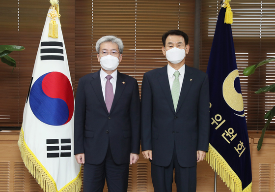 Financial Services Commission (FSC) Chairman Koh Seung-beom, left, and Financial Supervisory Service (FSS) Governor Jeong Eun-bo pose for a photo after a meeting on Thursday, their first meeting since the two took office. The heads of the financial regulators vowed to strengthen cooperation in household debt management and initiatives related to risks of financial digitization. [FINANCIAL SERVICES COMMISSION]