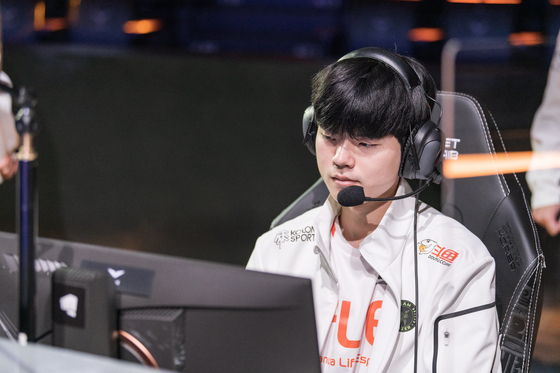Hanwha Life Esports bot laner Kim "Deft" Hyeok-gyu sets up to play at LoL Park. [RIOT GAMES]