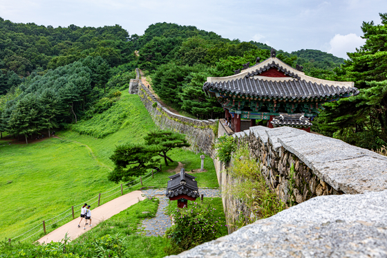Sangdang Fortress is one of the most popular travel destinations in Cheongju, North Chungcheong. Right outside the fortress is a large lawn where locals come to play badminton or walk their dogs. It is possible to walk on top of the fortress, which is about four kilometers (2.4 miles) long. It takes about one hour and a half to walk the entire fortress. [LIETTO]