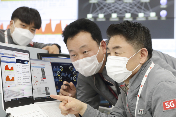 Staffers at KT check the company's One IDC network on Thursday at the Yongsan IDC in central Seoul. [KT]