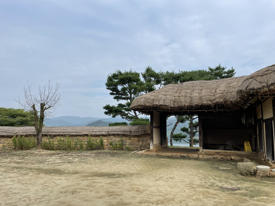 Many homes were built to showcase the nature and temperate climate of the area. Homes were designed so that residents could view the outside from where they were sitting inside their homes. [LEE SUN-MIN]