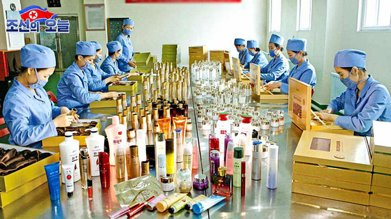 Employees package skin care products, BB creams and mascaras, at a factory in North Korea. Media outlet DPRK Today reported on Thursday that products from North Korea's Kumgangsan Cosmetics are gaining popularity among North Korean women. [YONHAP] 