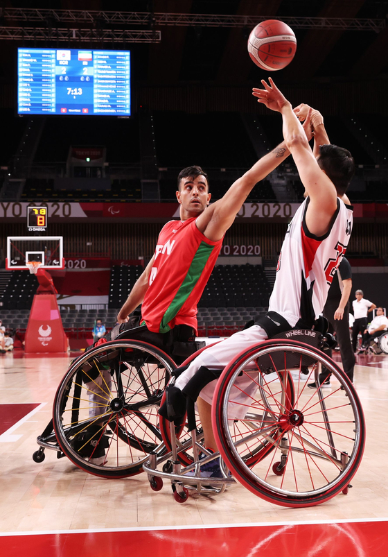 Korean and Iranian players compete for the ball during the 9/10 playoff game at the 2020 Tokyo Paralympics on Thursday. [REUTERS/YONHAP]