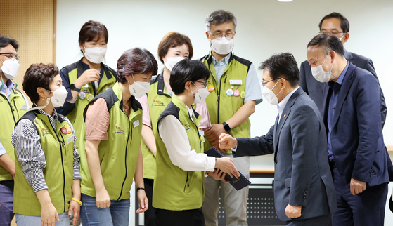 Na Soon-ja, president of the Korean Health and Medical Workers' Union (KHMU), exchanges a fist bump with Health Minister Kwon Deok-cheol on Thursday after reaching an agreement to avoid the planned strike. [NEWS1]