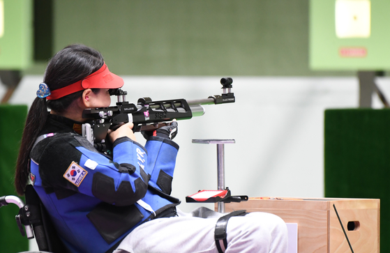 Lee Yun-ri shoots during the women's 10-meter standing class one final at the Asaka Shooting Range in Tokyo on Monday. She finished fifth in the event. [NEWS1]