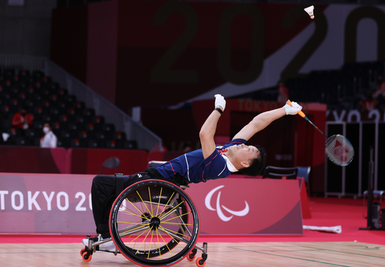 Lee Dong-seop stretches for the shuttlecock during a game at the 2020 Tokyo Paralympics on Saturday. [YONHAP]