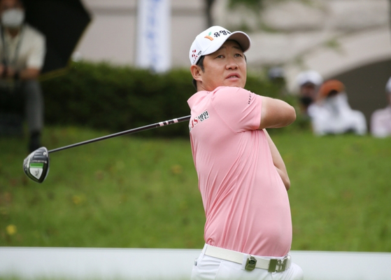 Kang Kyung-nam hits a drive at the Happiness Country Club in Naju, South Jeolla, on Sunday. [KPGA]