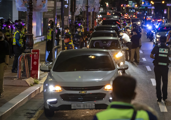Small business owners protest the government's social distancing regulations while remaining within their cars in Seoul in July. [YONHAP]