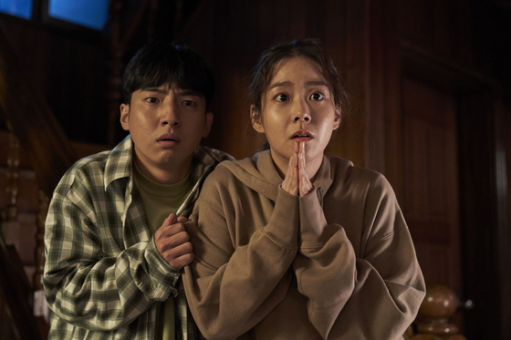  A scene from film "Show Me the Ghost" with actor Han Seung-yeon, right [INDIESTORY]