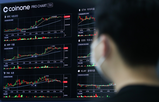 Bitcoin prices are shown on a digital screen at CoinOne's office in Yongsan District, central Seoul, on Monday. Bitcoin has been rising, trading at 59.2 million won ($51,000) as of 9:02 a.m. Monday, up 2.21 percent compared to the previous day. [YONHAP]