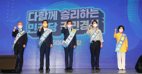 From left, presidential hopefuls of the ruling Democratic Party (DP), Lee Jae-myung, Kim Doo-kwan, Lee Nak-yon, Park Yong-jin and Choo Mi-ae, take part in a primary event held at the CJB Convention Center in Cheongju, North Chungcheong, on Sunday. Gyeonggi Gov. Lee Jae-myung won a sweeping victory in the first round of the DP’s national presidential primary election in Daejeon Saturday, earning more than 54 percent of the votes, followed by Rep. Lee Nak-yon and former Prime Minister Chung Sye-kyun. Gov. Lee also came in the lead for Sunday’s Sejong-North Chungcheong primary, again earning more than 54 percent of the votes, followed by Rep. Lee at 29 percent and Choo at 7 percent. [NEWS1] 