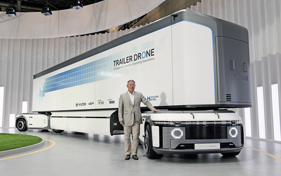 Trailer Drone, a hydrogen-powered container transportation system capable of operating fully autonomously, that can run over 1,000 kilometers (621.4 miles) on a single charge. [HYUNDAI MOTOR GROUP]