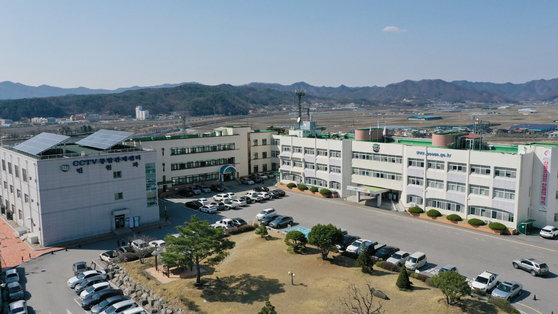 Members of some Chinese cults buy large buildings that are used as housing or facilities, such as a prayer center, for cult-related activities. The buildings have been reported to hold at least 50 people. Many Chinese living in Boeun County, North Chungcheong, are naturalized Korean citizens who make a living in the county by farming corn, beans and ginseng. [BOEUN COUNTY]