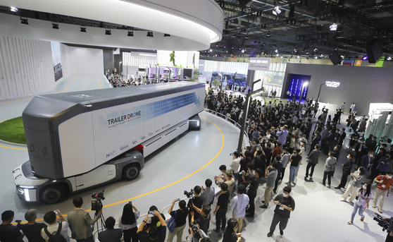 Visitors look at Hyundai Motor's trailer drone during the H2 Mobility+Energy Show at Kintex, Goyang in Gyeonggi, on Wednesday. A trailer drone is a hydrogen-powered container transportation system that is fully autonomous. The event runs through Saturday. [NEWS1]