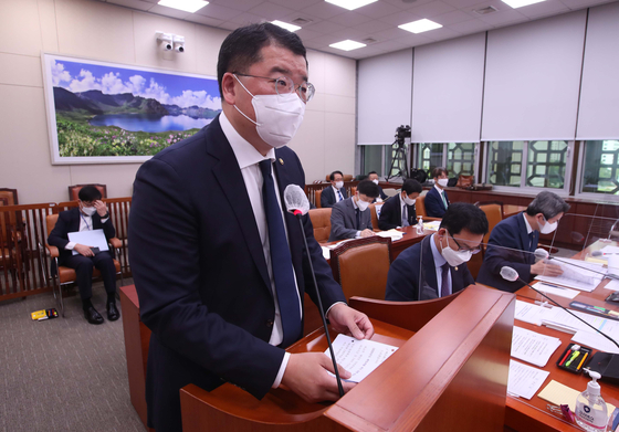 First Vice Minister Choi Jong-kun speaks at the Foreign Affairs and Unification Committee hearing at the National Assembly in Seoul on Tuesday. [IM HYUN-DONG]