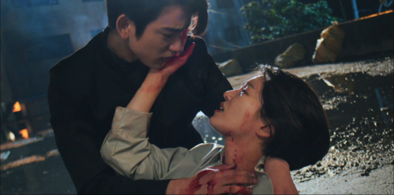 In this tragic scene, Detective Yoon Soo-hyun still worries about Judge Kim Ga-on hurting himself, even after being shot. Moon explained this scene was the one he put the most effort into. [TVN]
