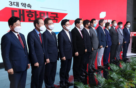 Contenders in the primary to elect the opposition People Power Party (PPP)’s presidential candidate pose before announcing their platforms in a studio in Seoul Tuesday. [JOINT PRESS CORPS]