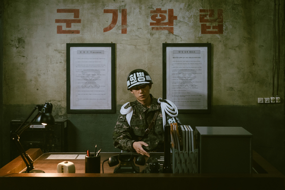 Private An Jun-ho on nighttime duty in the Netflix series "D.P." Since its release last month, the series has shone a light on the violent practices in the military. [NETFLIX] 