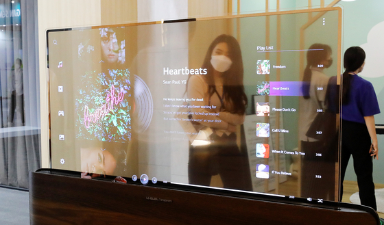 LG Display's transparent OLED screen is on display at IMID 2021, a display exhibition held at COEX on Aug. 25. [NEWS1]
