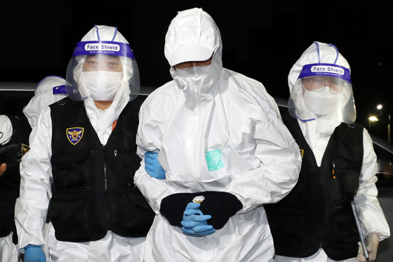 Moon Heung-sik, the man in charge of a botched demolition project that resulted in the deaths of nine people, is arrested upon his return to Korea on Saturday afternoon, after fleeing to the U.S. [YONHAP]