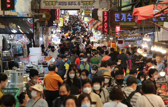 Bujeon outdoor market in Busan is crowded with customers on Sunday, a week before Chuseok, or the Korean harvest holiday, which falls on Sept. 21 this year.  [SONG BONG-GEUN]