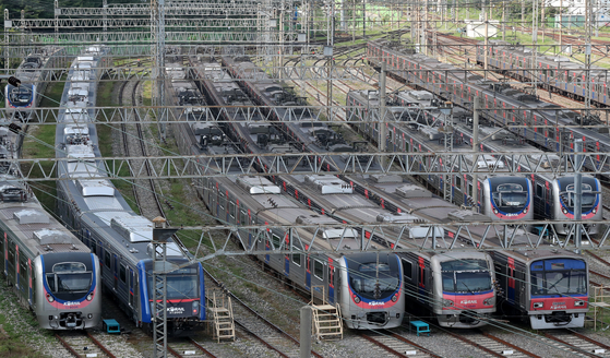 Subway cars are lined up at Korea Railroad’s Guro Train Office in Guro District, western Seoul. The Seoul Transit Corporation Labor Union said workers will go on strike from Tuesday morning if no agreement is reached with Seoul Metro during final negotiations Monday night. [NEWS1]