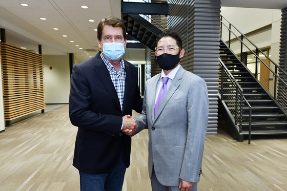 Hyosung Group Chairman Cho Hyun-joon, right, shakes hands with Tennessee Senator Bill Hagerty at the group's plant in Memphis, Tennessee. [HYOSUNG]