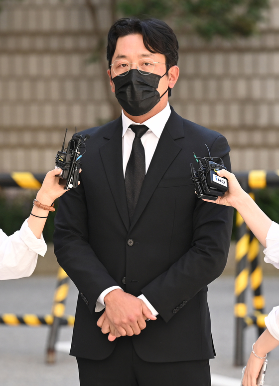 Actor Ha Jung-woo attends his final trial for propofol abuse at the Seoul Central District Court in Seocho District, southern Seoul, on Tuesday. [PARK SE-WAN]