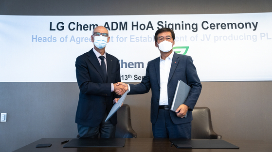 LG Chem CEO Shin Hak-cheol, right, shakes hands with Juan Luciano, CEO of Archer Daniels Midland, after signing an agreement at the U.S.-based company's headquarters in Chicago on Monday to build a poly lactic acid plant. [LG CHEM] 