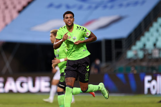 Gustavo Henrique da Silva Sousa, known as Gustavo, appears for Jeonbuk Hyundai Motors in a game against Daegu FC at Jeonju World Cup Stadium in Jeonju, North Jeolla, on Aug. 7. The Brazilian, who joined Jeonbuk last year, was named the K League Player of the Month for August. He will receive a trophy made by the award's sponsor EA Sports and can wear a Player of the Month patch on his uniform for the rest of the season. [YONHAP]