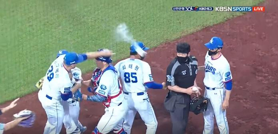 The Samsung Lion's Mike Montgomery throws a rosin bag at the umpire during a game against the KT Wiz in Daegu on Friday. [JOONGANG SUNDAY] 