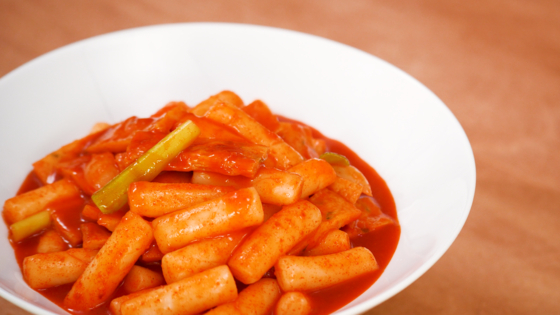 Tteokbokki, or spicy rice cakes [JOONGANG PHOTO]