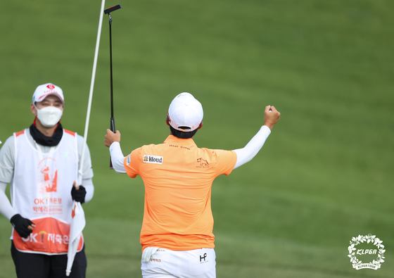 Kim Hyo-joo celebrates winning the OKSavingsBank Se Ri Pak Invitational at Sejong Silkriver in Sejong, Cheongju on Sunday. [KLPGA]