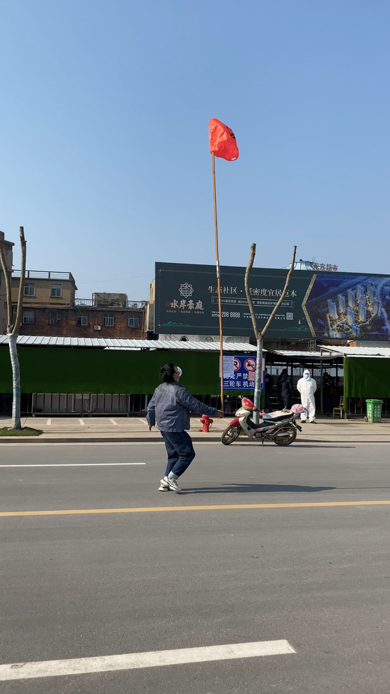 A scene from the performance video ″Unaware″ (2020) by Chinese artist Li Liao. [SEOUL MEDIACITY BIENNALE] 