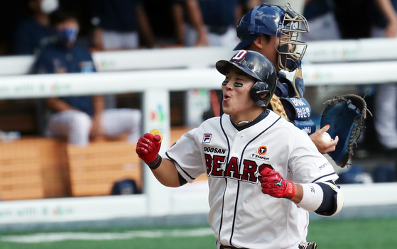 Heo Kyoung-min rounds the bases after hitting a three-run home run against the NC Dinos at Jamsil Baseball Stadium in southern Seoul on Wednesday. [NEWS1]