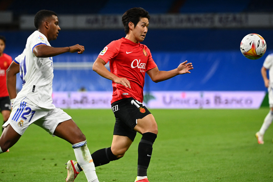 Real Madrid's Rodrygo challenges Real Mallorca's Lee Kang-in during a La Liga match at the Santiago Bernabeu stadium in Madrid on Wednesday. [AFP/YONHAP]