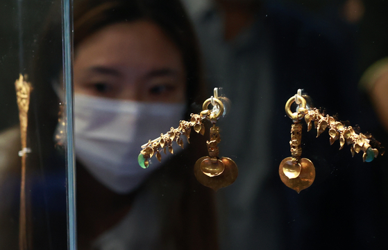 King Muryeong's heart-shaped gold earrings are on display at the Gongju National Museum in Gongju, South Chungcheong. [YONHAP]