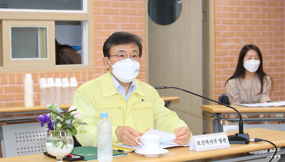 Health Minister Kwon Deok-cheol in a meeting in this file photo dated Sept. 17. [YONHAP]