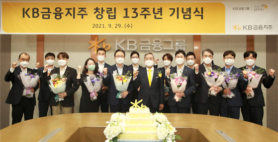 KB Financial Group Chairman Yoon Jong-kyoo, center in the front row, poses with employees at an event Wednesday at the group's headquarters in Yeouido, western Seoul. [KB FINANCIAL GROUP]