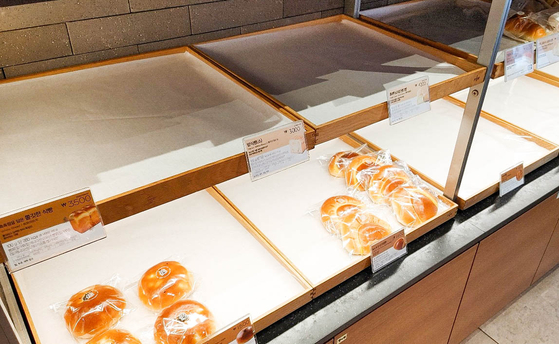 A display stand at a Paris Baguette store in Gwangju is almost empty. Due to the prolonged strike of delivery truck workers, stores have been having a hard time getting dough and other ingredients. [JANG JEONG-PIL]