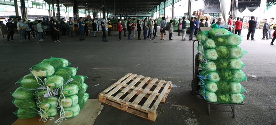 People wait in line to get tested at a mobile Covid-19 testing clinic at Garak Market in eastern Seoul following a massive virus outbreak at the market. [YONHAP]