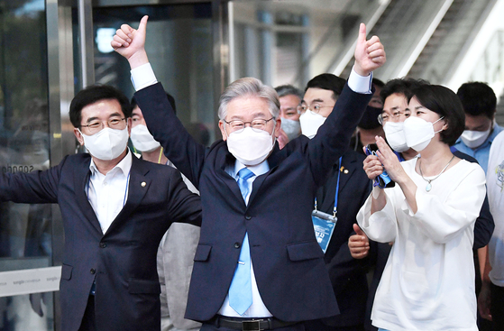 Gyeonggi Gov. Lee Jae-myung gives two thumbs-up to his supporters as he exits Songdo Convensia in Incheon after winning a victory in the party’s second ″super week” Sunday, bringing him closer to becoming the ruling Democratic Party's presidential candidate. [JOINT PRESS CORPS]