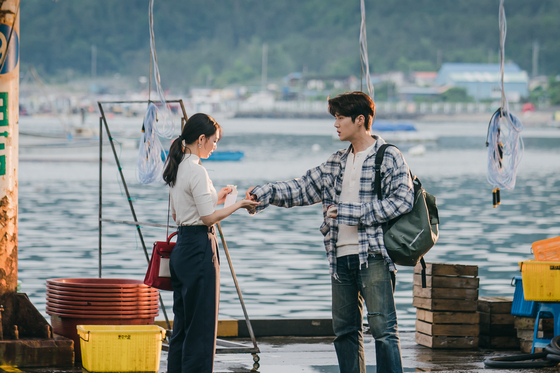 A scene from tvN's ″Hometown Cha-Cha-Cha″ shows actor Shin Min-a, left, and Kim Seon-ho. [STUDIO DRAGON]