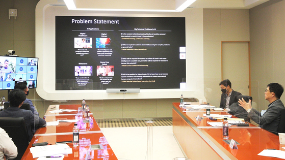 Members of LG Electronics' Innovation Council share their knowledge during the latest meeting on Oct. 1. [LG Electronics]